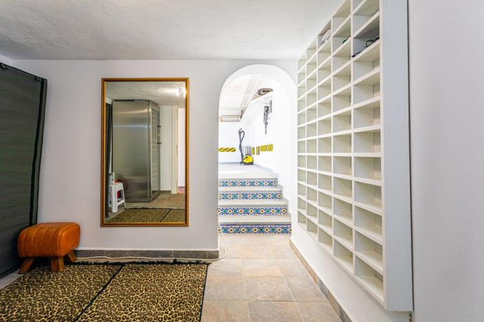 Image No.12-8 Bed Villa for sale