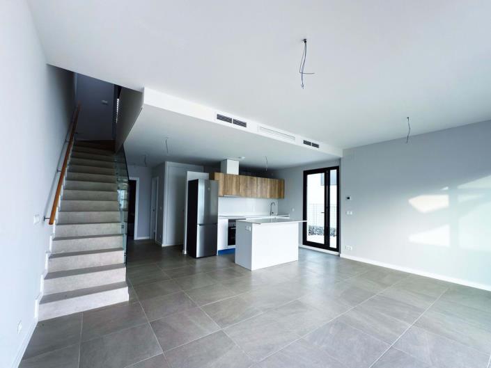 Image No.3-4 Bed Semi-Detached for sale