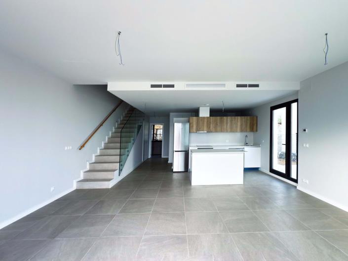 Image No.4-4 Bed Semi-Detached for sale