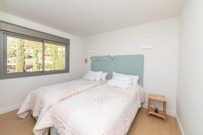 Image No.12-3 Bed Townhouse for sale