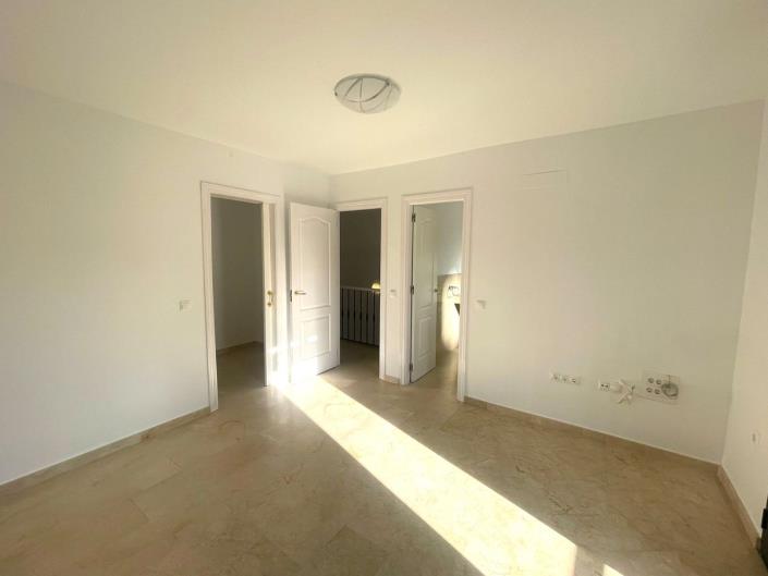 Image No.29-3 Bed Townhouse for sale