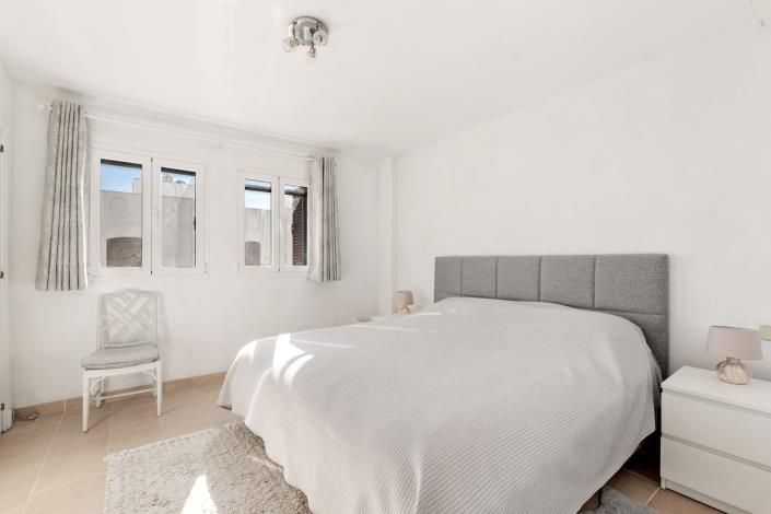 Image No.8-2 Bed Townhouse for sale