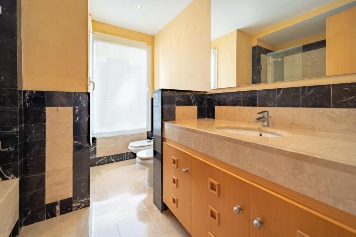 Image No.21-3 Bed Apartment for sale