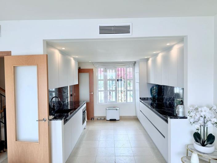 Image No.12-4 Bed Townhouse for sale