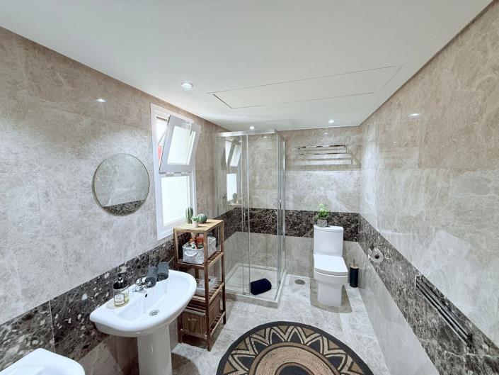 Image No.18-4 Bed Townhouse for sale