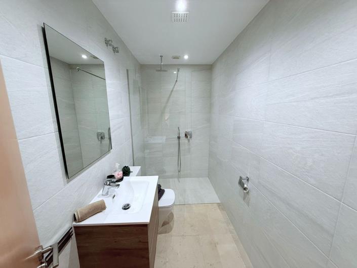 Image No.24-4 Bed Townhouse for sale