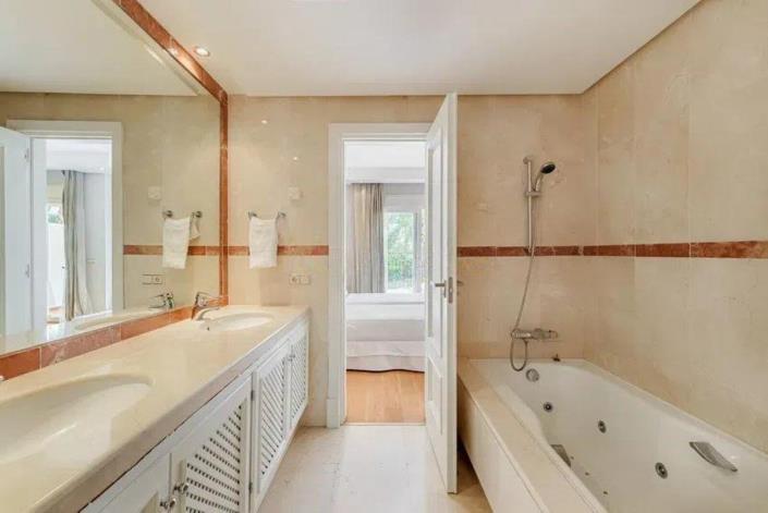 Image No.17-4 Bed Townhouse for sale