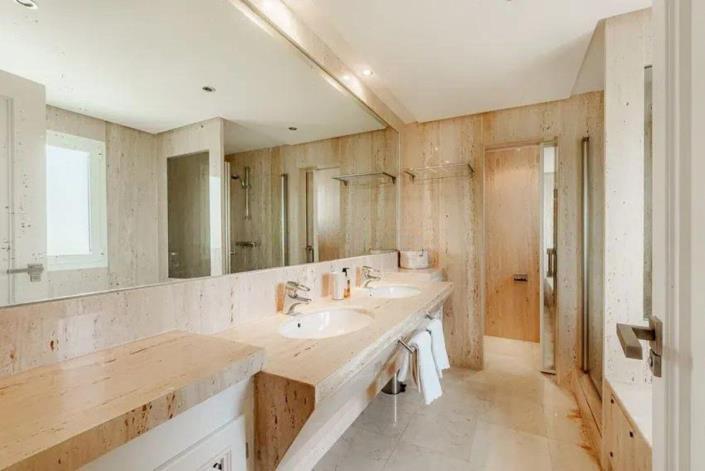 Image No.18-4 Bed Townhouse for sale