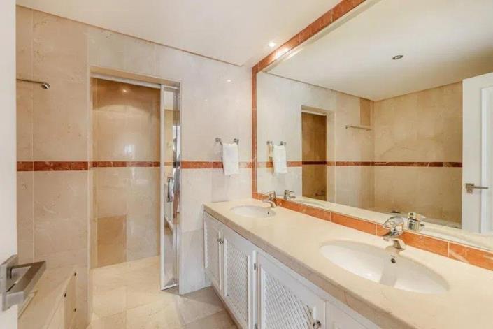 Image No.19-4 Bed Townhouse for sale