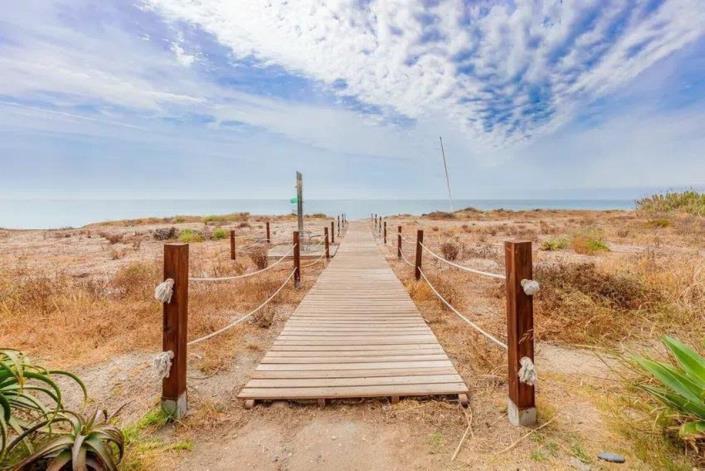 Image No.24-4 Bed Townhouse for sale