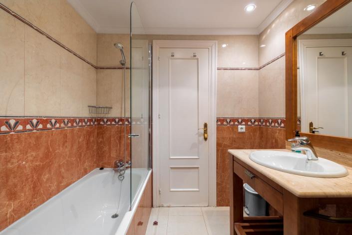 Image No.17-4 Bed Townhouse for sale