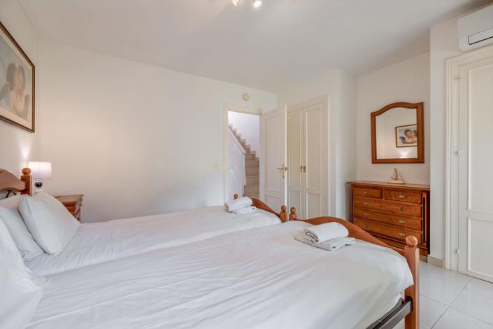 Image No.18-4 Bed Townhouse for sale