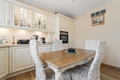 10-bb915d1cb19341576dcdc994b81ab9c5