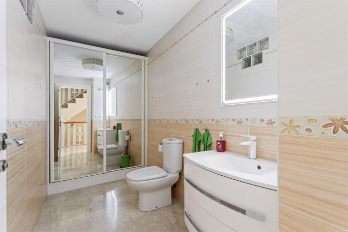 Image No.22-4 Bed Townhouse for sale