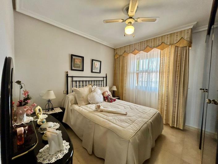 Image No.15-4 Bed Townhouse for sale