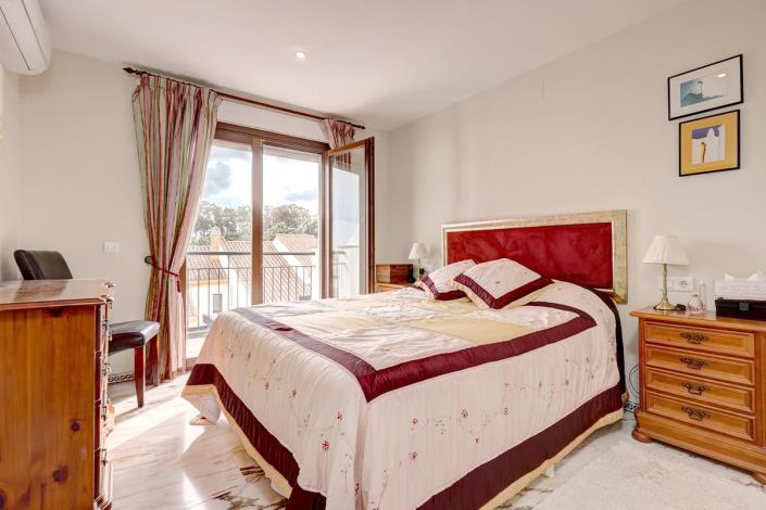 Image No.18-4 Bed Townhouse for sale