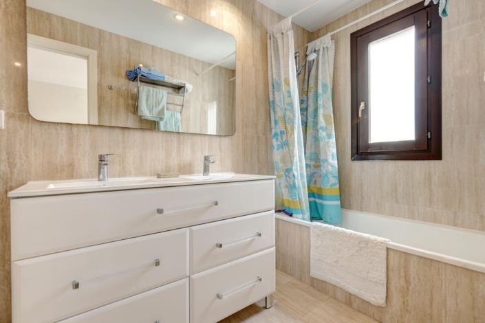 Image No.22-4 Bed Townhouse for sale