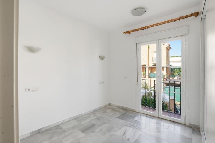 Image No.18-3 Bed Semi-Detached for sale