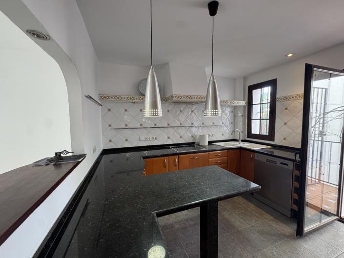 Image No.8-7 Bed Townhouse for sale