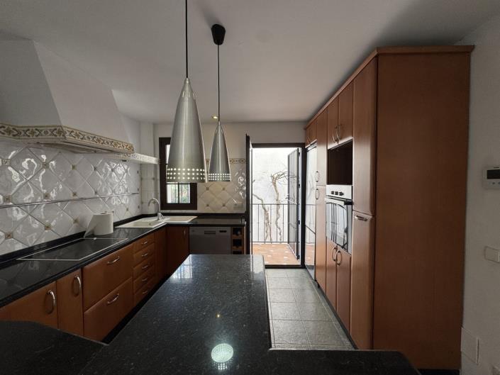 Image No.10-7 Bed Townhouse for sale