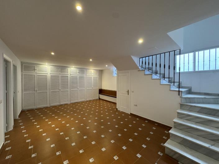 Image No.15-7 Bed Townhouse for sale