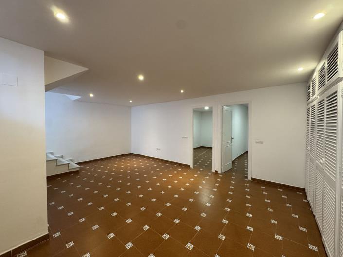 Image No.16-7 Bed Townhouse for sale