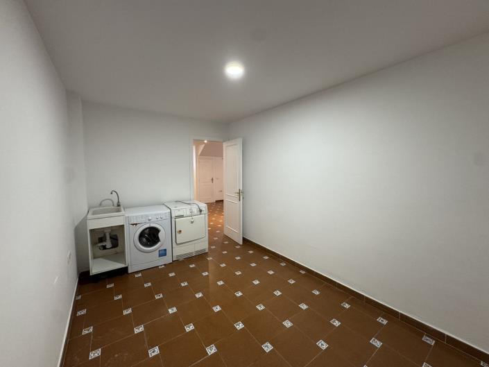 Image No.18-7 Bed Townhouse for sale