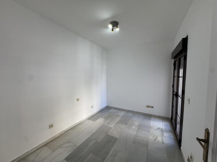 Image No.20-7 Bed Townhouse for sale