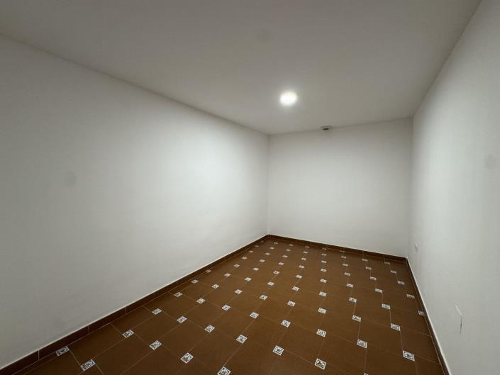 Image No.17-7 Bed Townhouse for sale