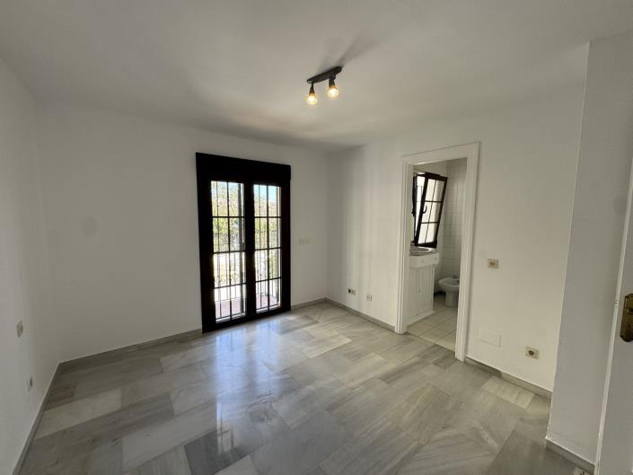 Image No.23-7 Bed Townhouse for sale