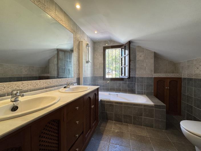 Image No.27-7 Bed Townhouse for sale