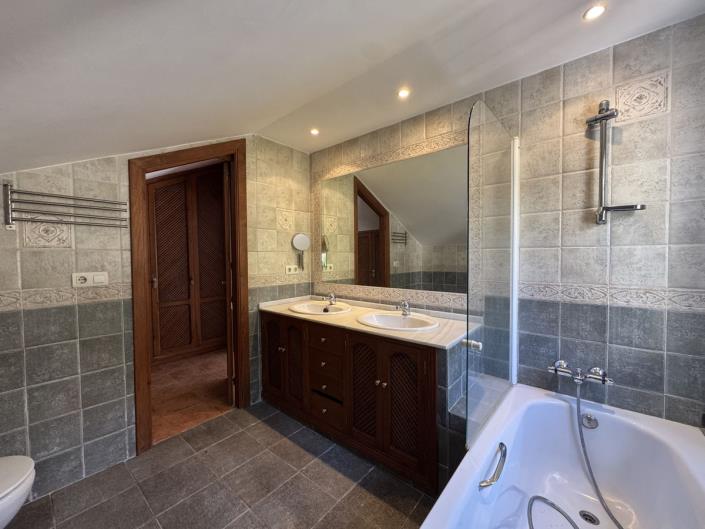 Image No.28-7 Bed Townhouse for sale