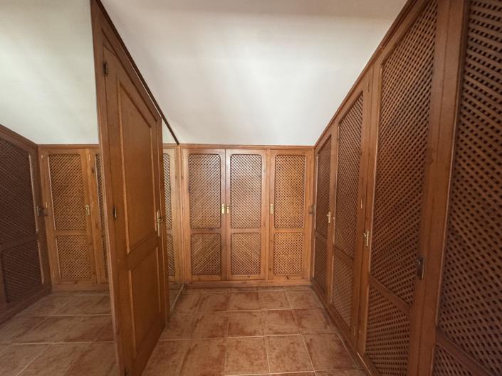 Image No.32-7 Bed Townhouse for sale