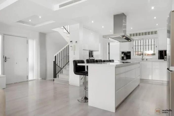 Image No.6-6 Bed Semi-Detached for sale