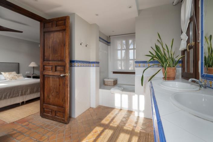 Image No.27-5 Bed Villa for sale