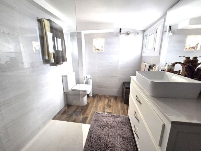 Image No.8-2 Bed Townhouse for sale