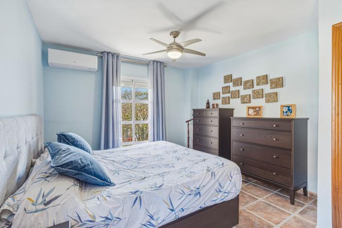 Image No.17-3 Bed Townhouse for sale