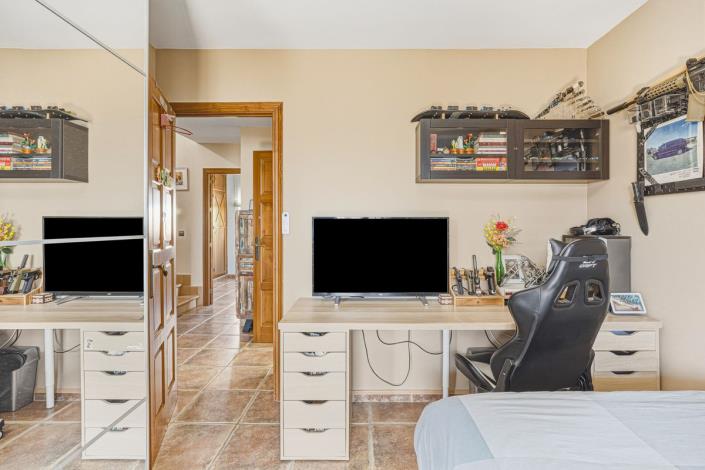 Image No.18-3 Bed Townhouse for sale