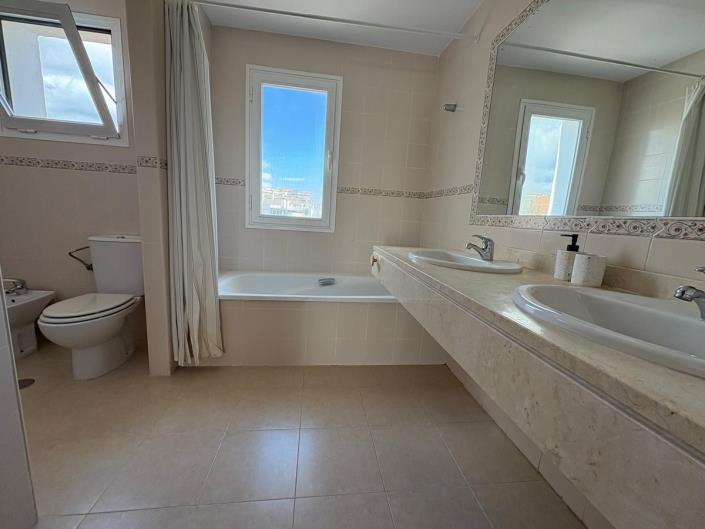 Image No.13-4 Bed Townhouse for sale