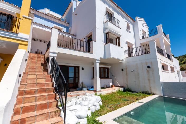 Image No.20-4 Bed Townhouse for sale