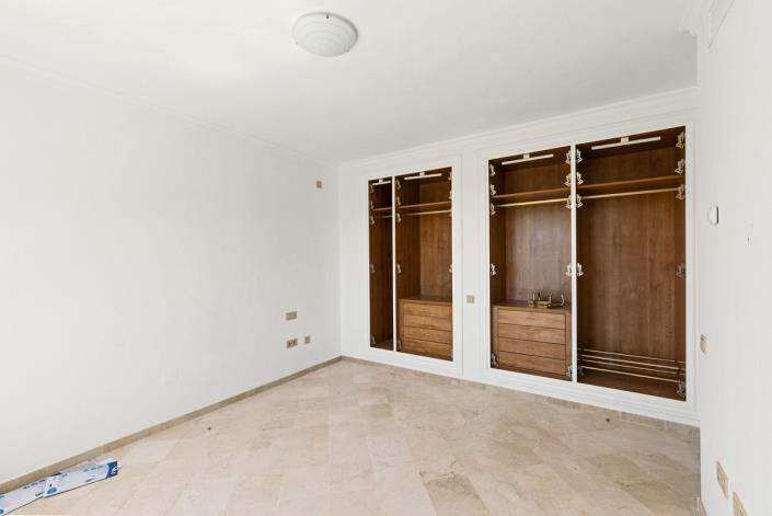 Image No.26-4 Bed Townhouse for sale