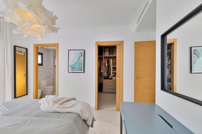Image No.18-3 Bed Townhouse for sale
