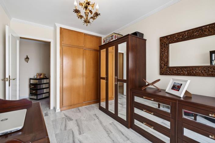Image No.12-4 Bed Townhouse for sale