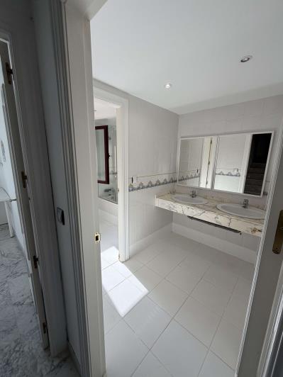 Image No.28-3 Bed Townhouse for sale