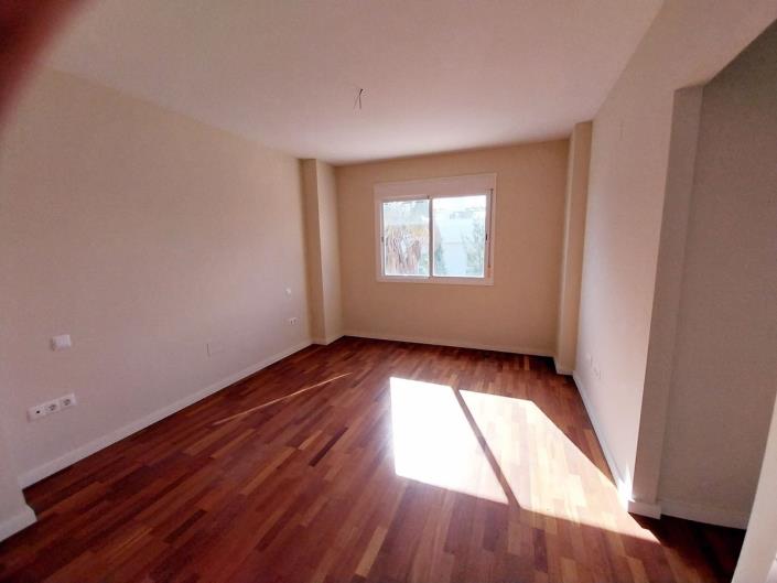 Image No.26-4 Bed Townhouse for sale