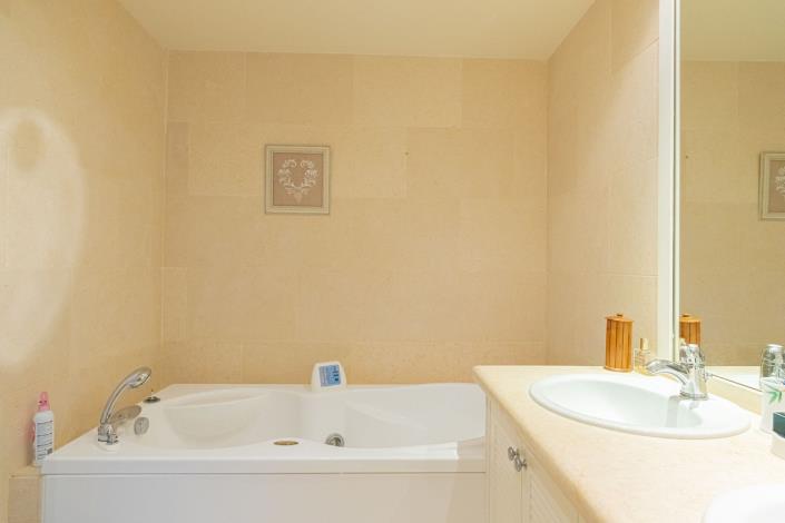 Image No.40-3 Bed Apartment for sale