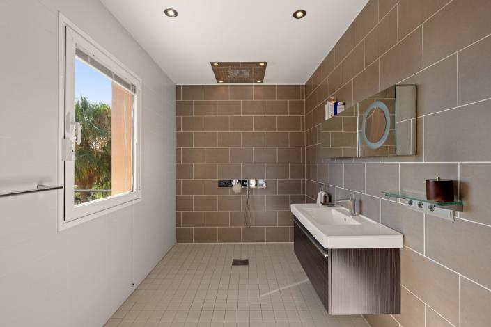 Image No.29-5 Bed Villa / Detached for sale