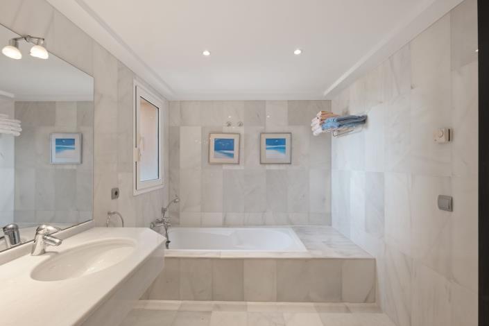 Image No.35-5 Bed Villa / Detached for sale