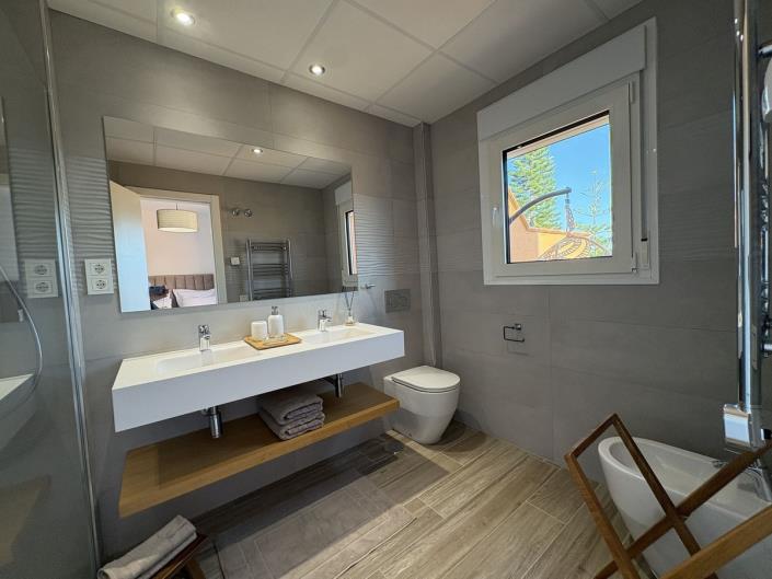 Image No.30-4 Bed Townhouse for sale