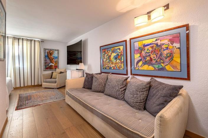 Image No.42-5 Bed Villa / Detached for sale